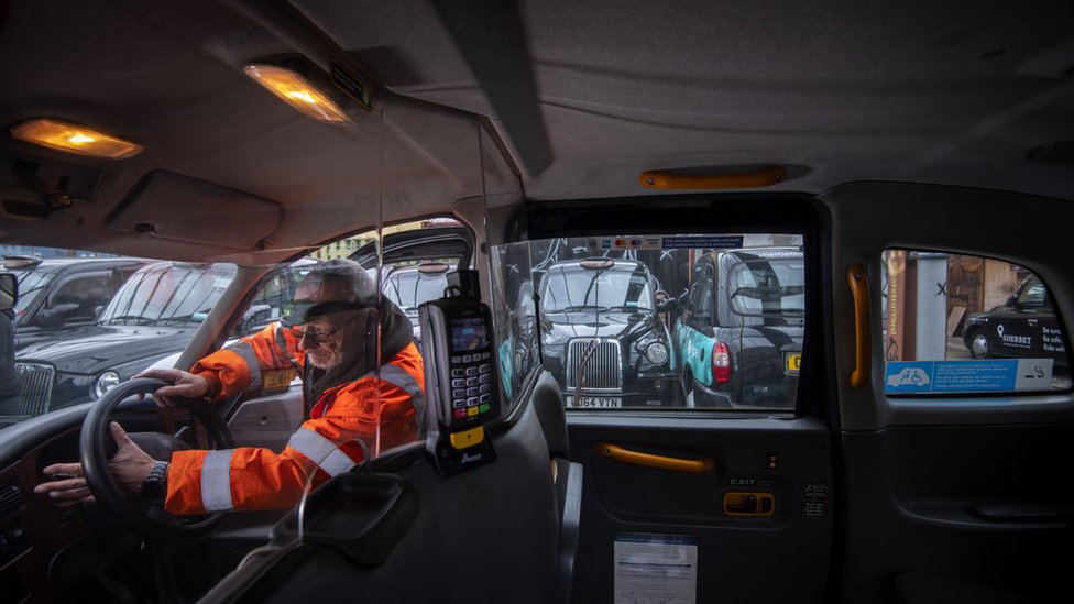Инженер работает над черным такси без лицензии во дворе Sherbet London в восточном Лондоне