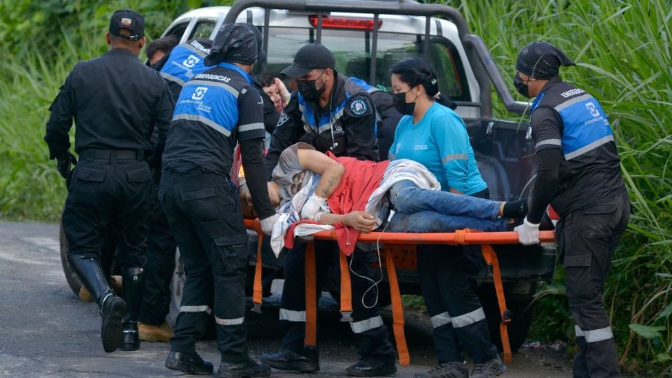 نقل أحد نزلاء السجن الجرحى من شاحنة إلى سيارة إسعاف عقب أحداث الشغب في سجن بيلافيستا في الإكوادور 9/5/2022
