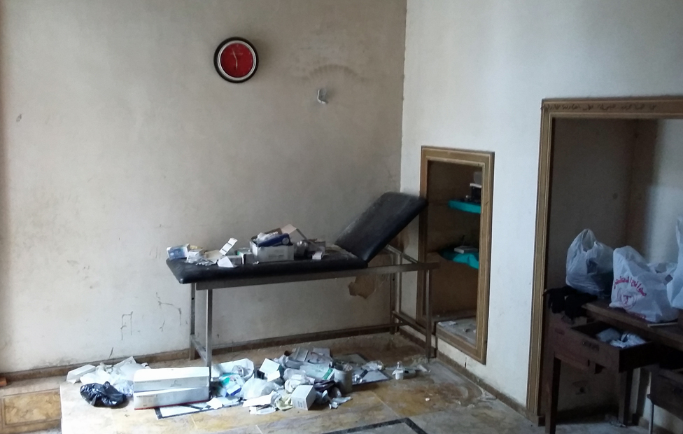 Abu Ahmed había improvisado un hospital hasta con camillas. La casa estaba llena de restos de medicamentos.