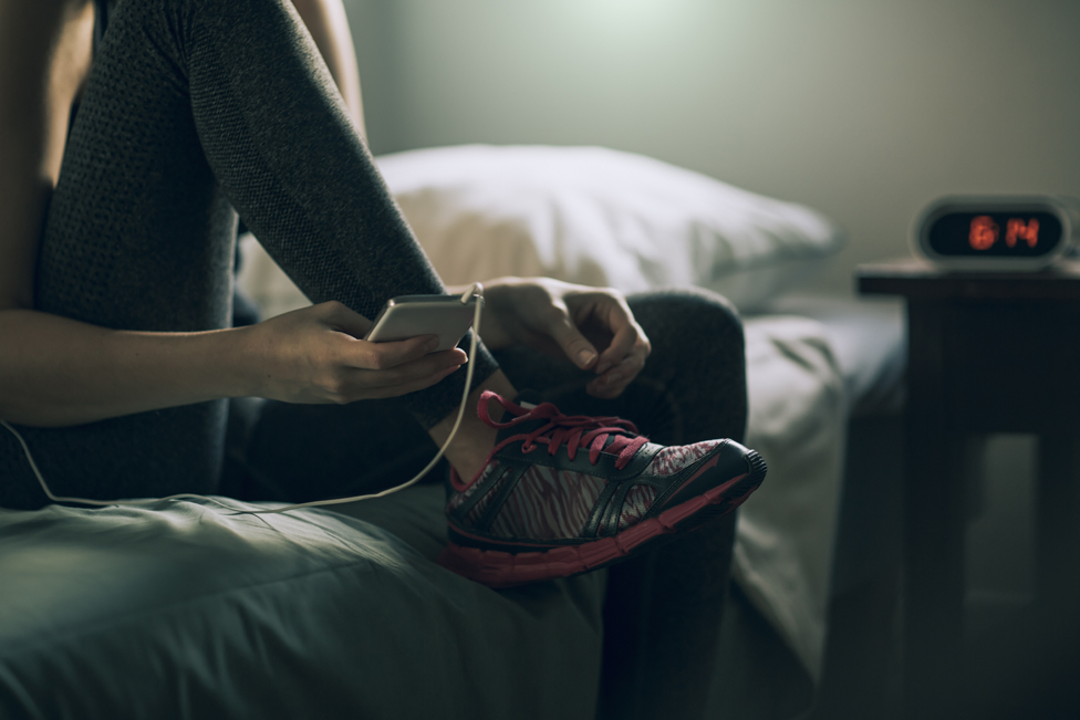 Una recomendación es ingerir algún tipo de alimento mientras las personas se preparan para su rutina diaria de ejercicios. Mujer vistiéndose