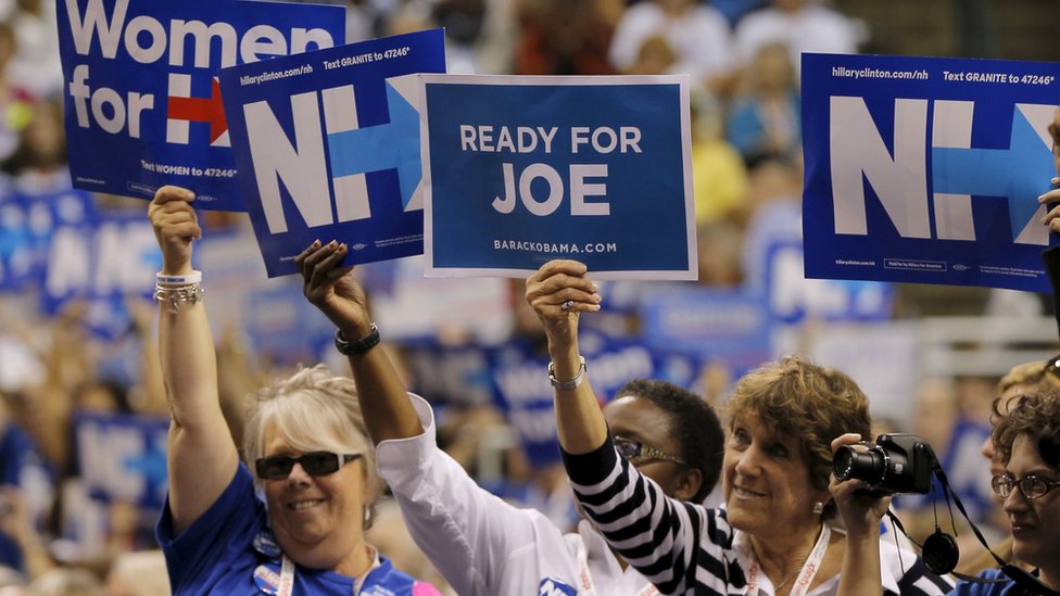 Женщина держит табличку с надписью «Готов к Джо», относящейся к вице-президенту США Джо Байдену, в то время как кандидат в президенты США от Демократической партии Хиллари Клинтон выступает на съезде Демократической партии штата Нью-Гэмпшир в Манчестере, штат Нью-Гэмпшир, 19 сентября 2015 г.