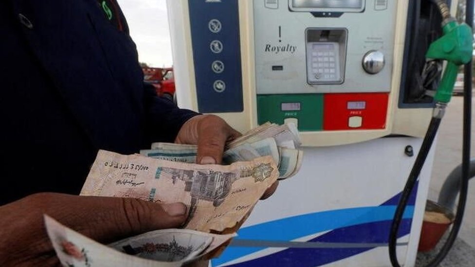 أسعار البنزين: مصر ترفع سعر الوقود بنسبة تصل إلى 10 في المئة للمرة الثالثة هذا العام 1 عامل يعد النقود في محطة للبنزين بالعاصمة المصرية القاهرة