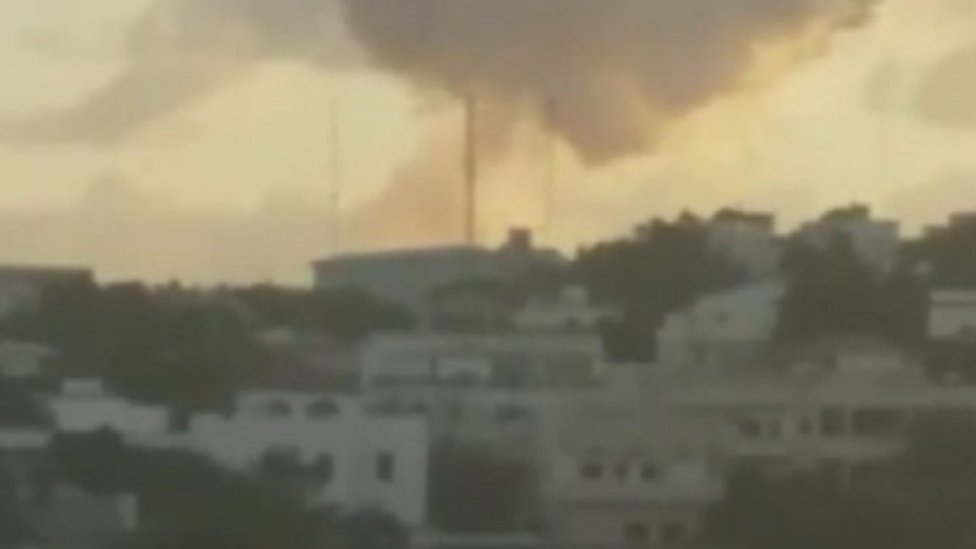 Cloud of smoke above hotel in Mogadishu