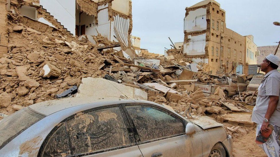 انهارت مبان عدة بسبب الفيضانات في مدينة تريم التاريخية يوم الأحد