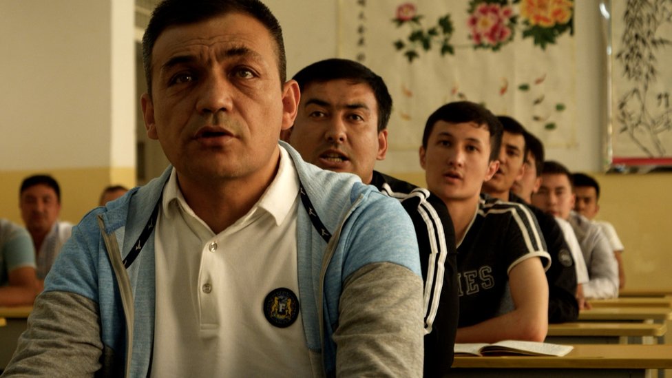 Şincan'daki eğitim kamplarından birinde bir sınıfta ders alanlar