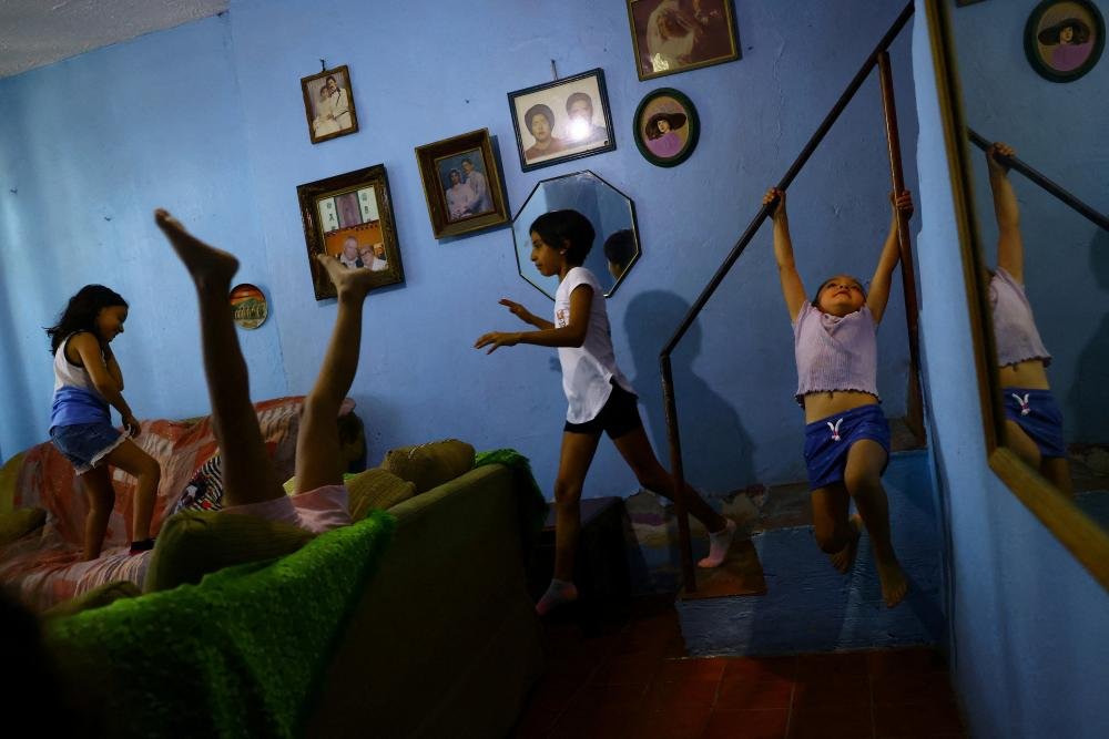 أطفال يلعبون في المنزل في المكسيك بعد تقديم العطلة الصيفية بسبب الحرارة الشديدة.