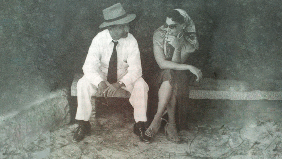 Pepe Figueres y Henrietta Boggs sentados en una banca