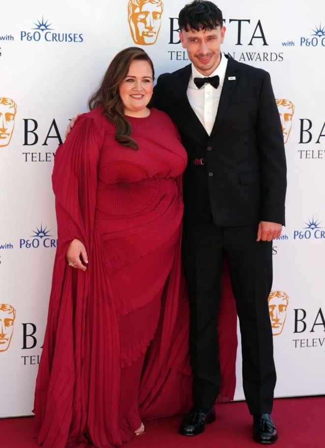 Džesika Ganing i Ričard Gad igraju glavne uloge u Netfliksovoj seriji Beba irvas, o kojoj se ove godine mnogo pričalo