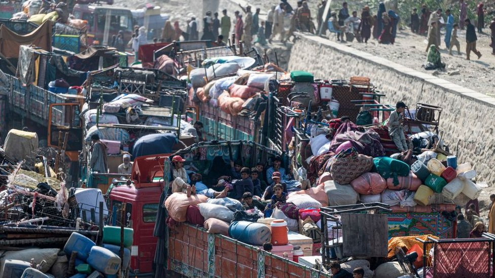 難民乘坐卡車抵達巴基斯坦-阿富汗邊境