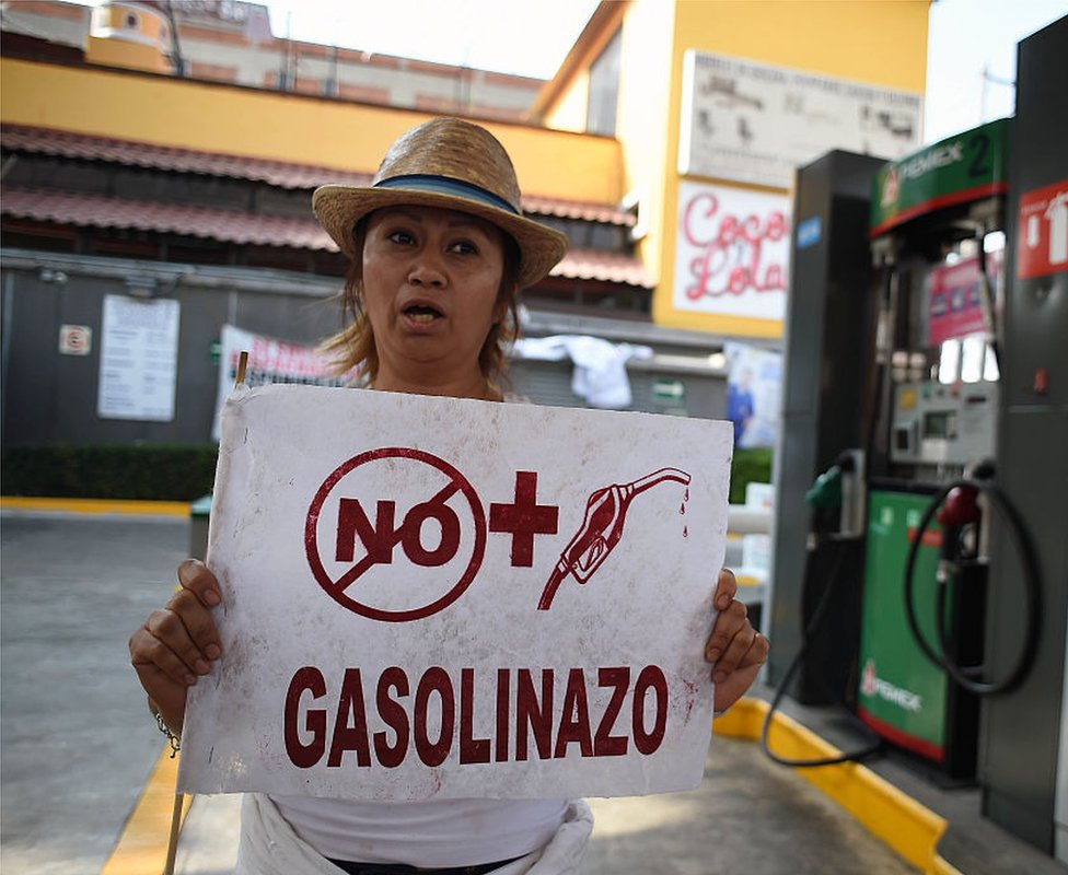 Протестующий жалуется на рост цен на топливо в Мехико