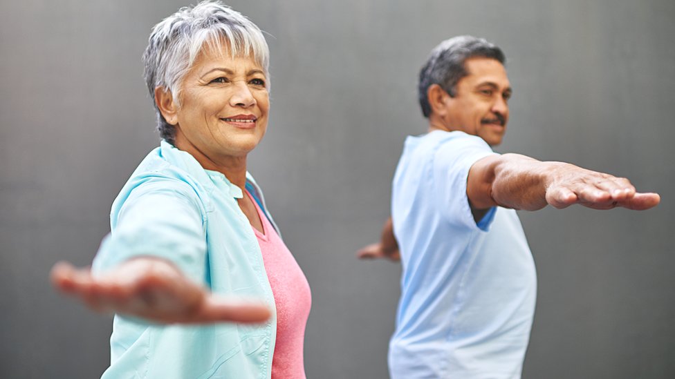 El ejercicio libera endorfinas que te hacen sentir mejor, además de los beneficios físicos que reporta a largo plazo. Una pareja de ancianos practicando ejercicio.