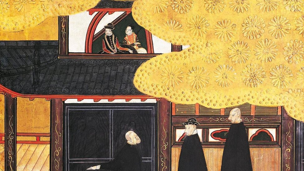 Tres marineros portugueses fueron, en 1543, los primeros europeos en poner pie en Japón. Una ilustración japonesa que muestra a tres europeos caminando por la calle, que le hablan a personas que se asoman a una ventana