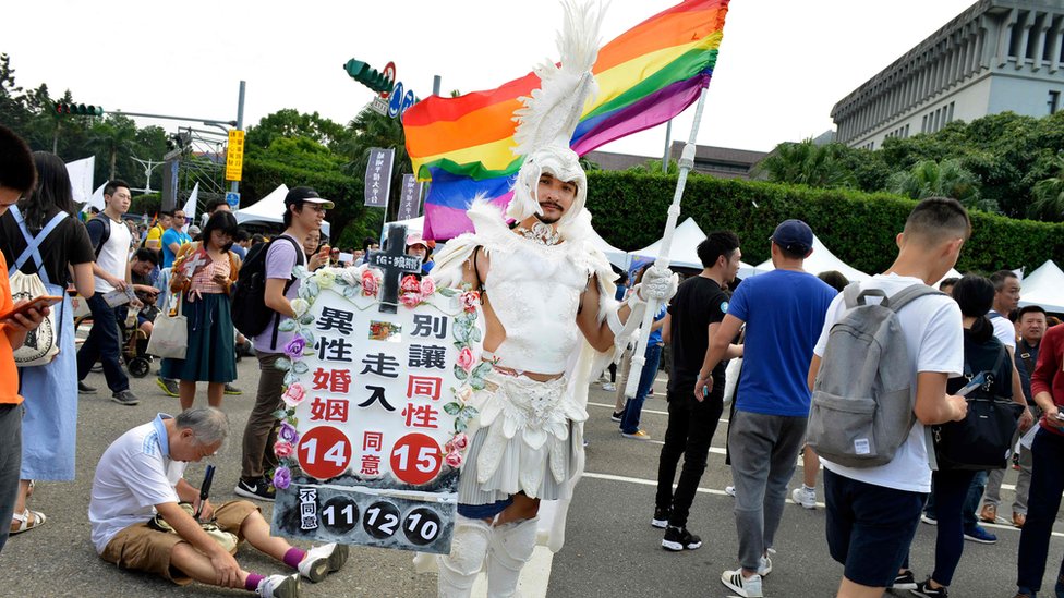 台灣選民在周六的選舉中，將同時表決多項與同性戀有關的議題。