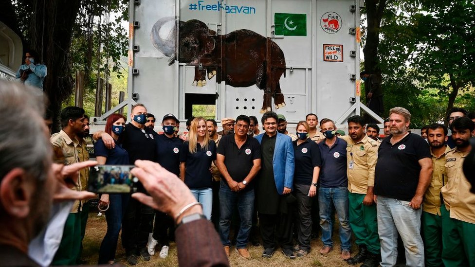 Four Paws International team and wildlife rangers at the zoo in Islamabad. 29 Nov 2020