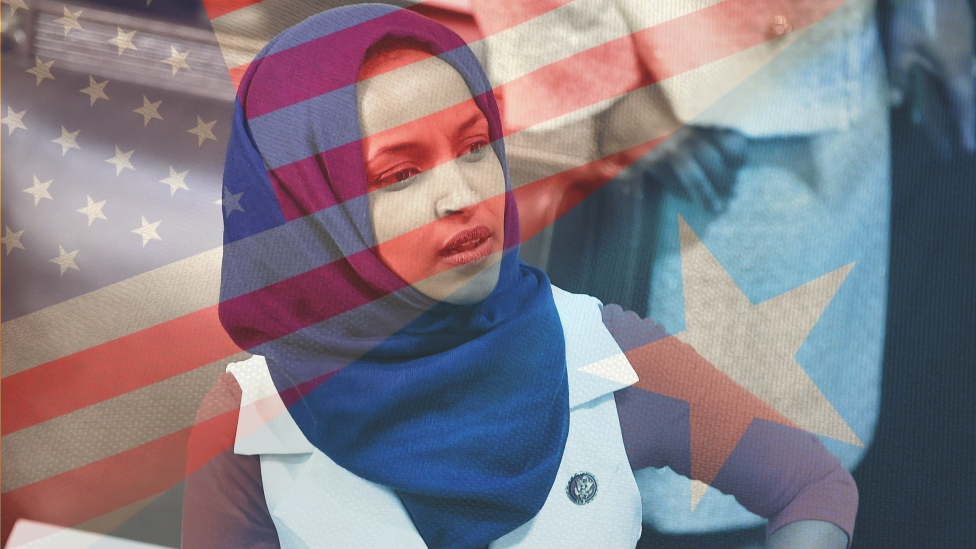 Ильхан Омар на фоне флагов США и Сомали