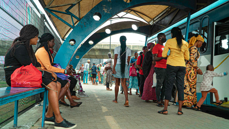 Пассажиры на автобусной остановке в Лагосе, Нигерия
