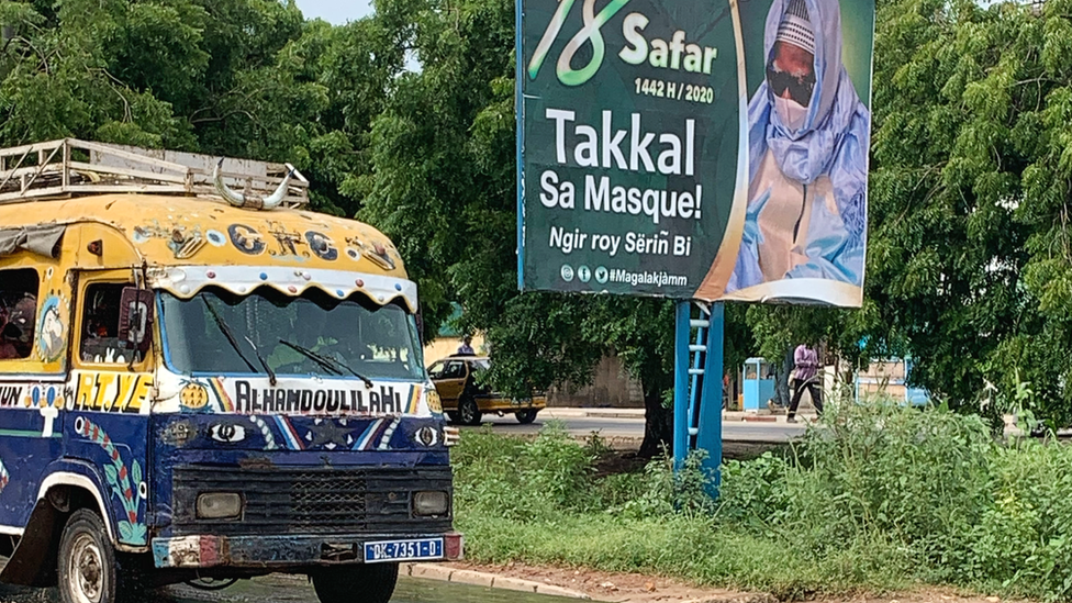 Anuncio de la hermandad musulmana Mouride en el que le pide a la población que use mascarillas.