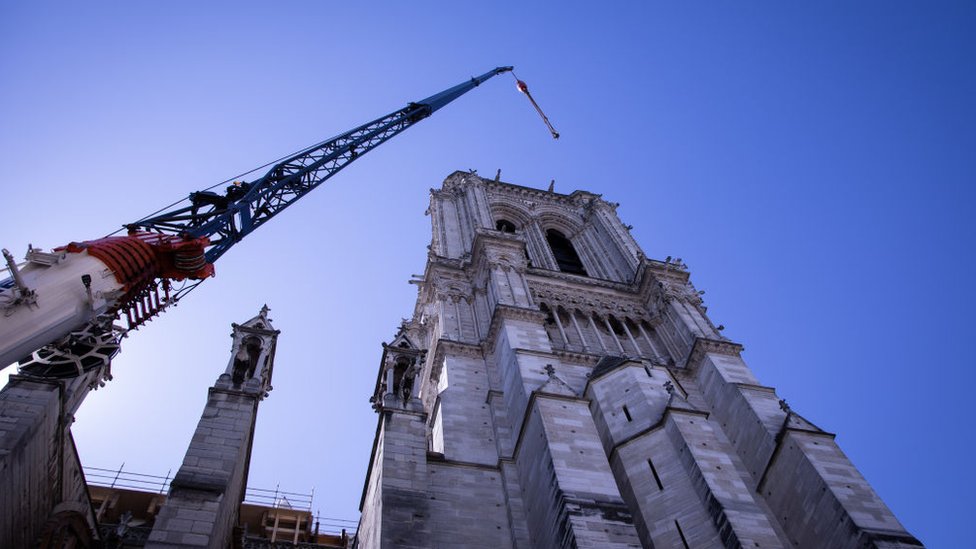Журавль нависает над собором Нотр-Дам в Париже