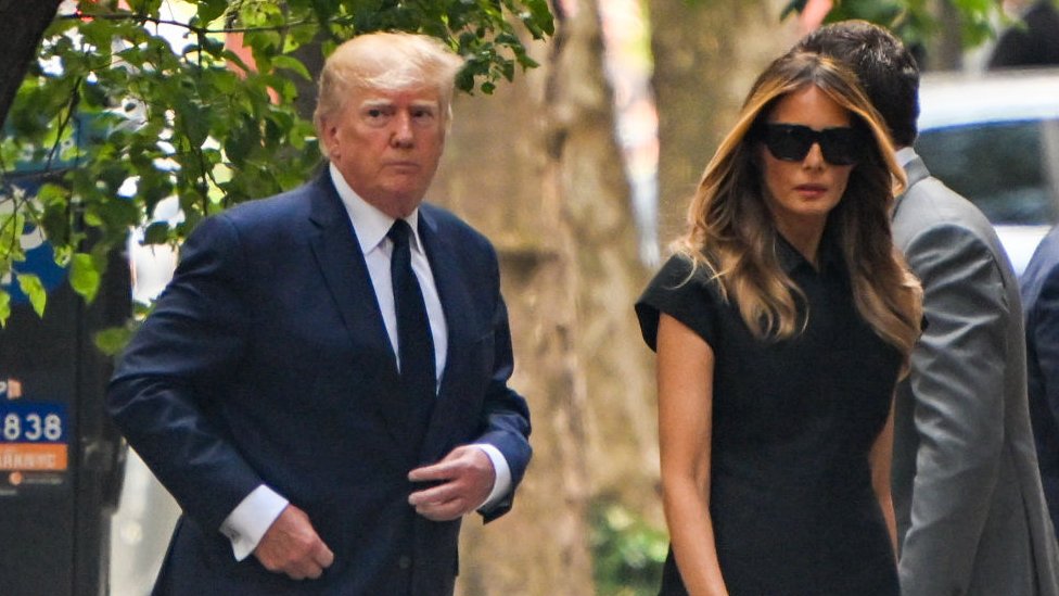 Donald i Melanija Tramp dolaze na sahranu