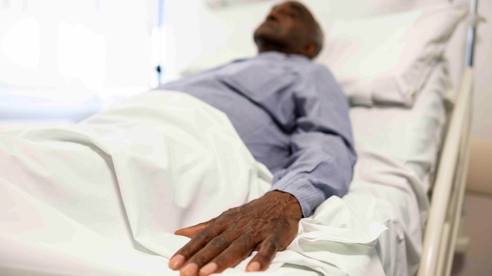 Stariji muškarac u bolničkom krevetu