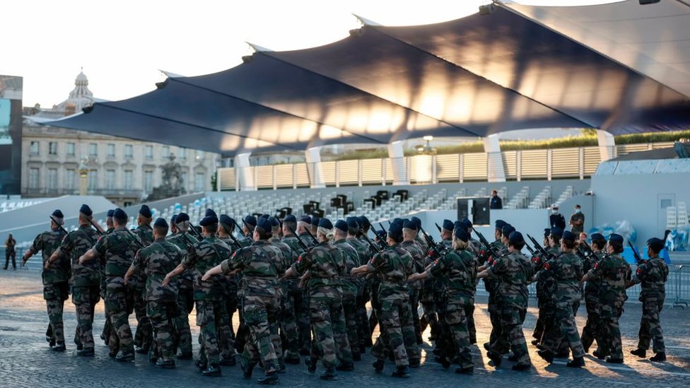 Vojnici u bazi u Parizu
