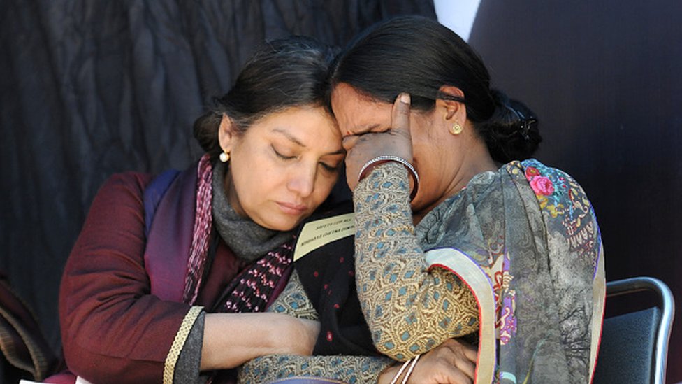 Болливудская актриса Шабана Азми утешает мать жертвы группового изнасилования в автобусе в Дели
