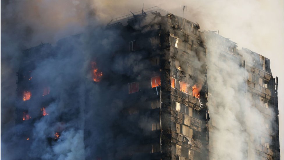 Дымовые клубы поднимаются над башней Гренфелл, когда пожарные пытаются контролировать огромное пламя 14 июня 2017 года в западном Лондоне
