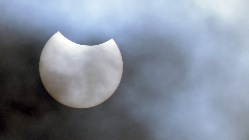 Vista del eclipse anular solar en Londres.