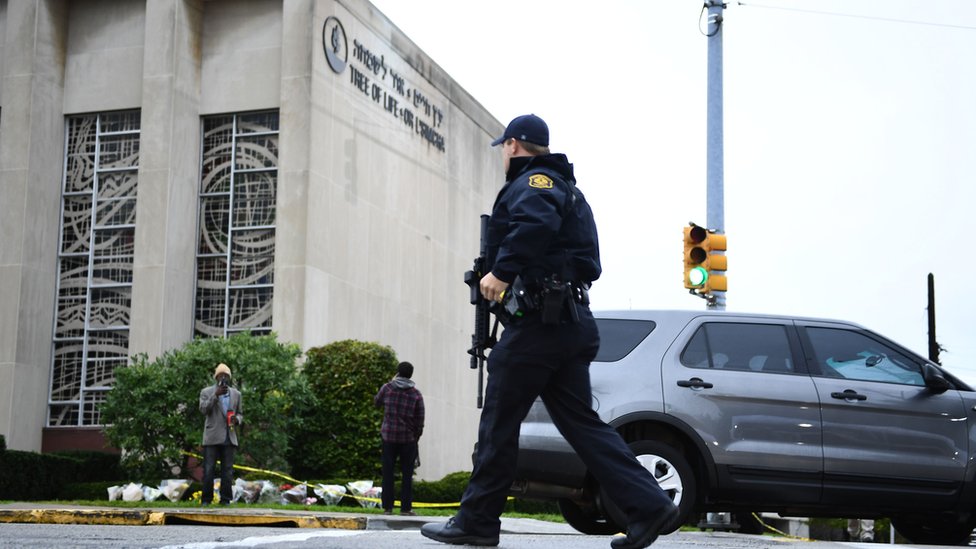 Američki policajac patrolira ispred džamije u Pitsburgu