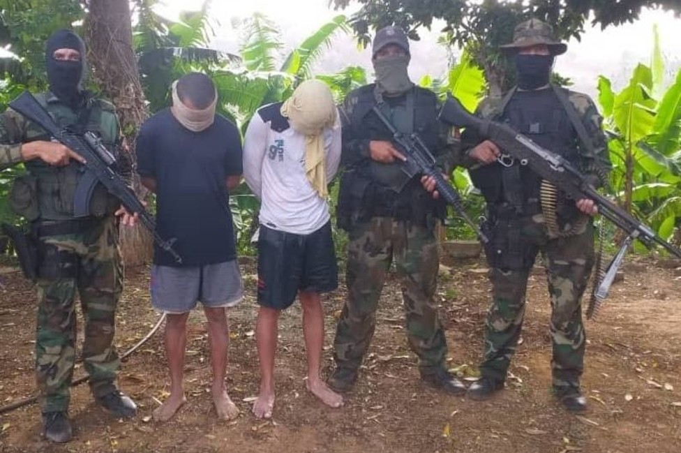 Militares venezolanos con algunos de los capturados.