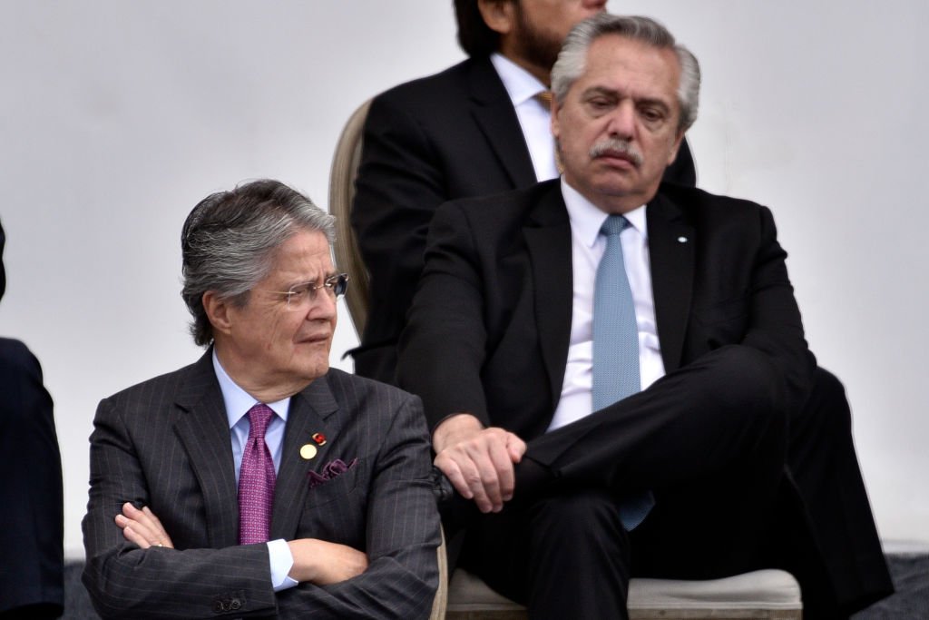 Guillermo Lasso, presidente de Ecuador, y Alberto Fernández, presidente de Argentina, durante la ceremonia de asunción del presidente de Colombia, Gustavo Petro.