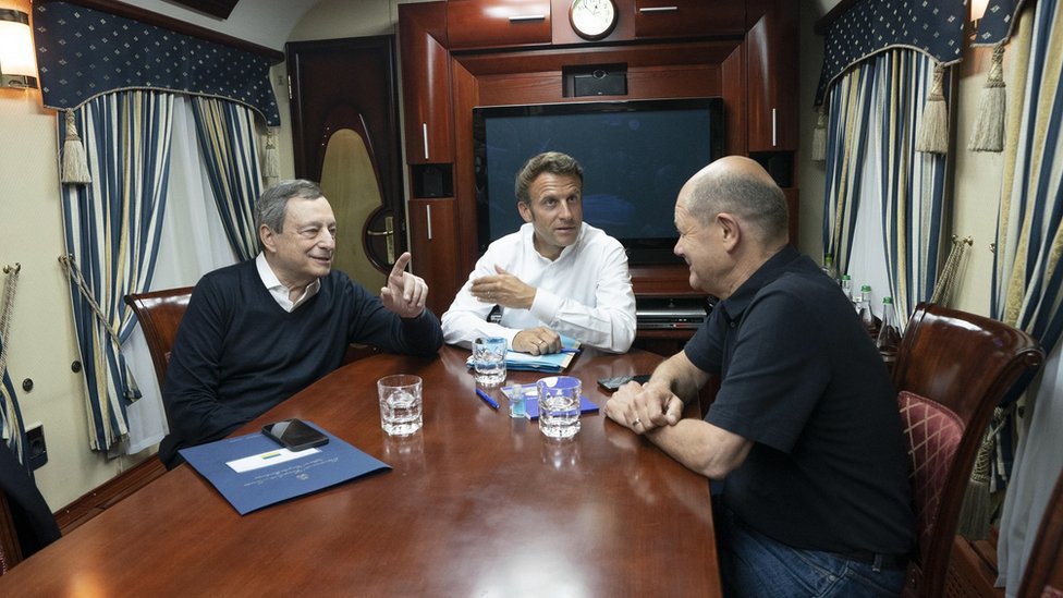 الزعماء الثلاثة في القطار إلى كييف.