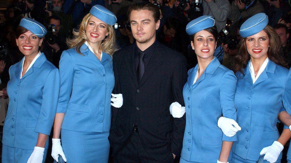 Леонардо ДиКаприо посетил британскую премьеру фильма «Поймай меня, если сможешь» в 2003 году, в окружении четырех женщин, одетых как бортпроводники