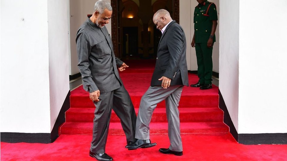 Magufuli e Hamad batendo os pés como cumprimento para evitar o coronavírus em Zanzibar, Tanzânia, em 03 de março de 2020