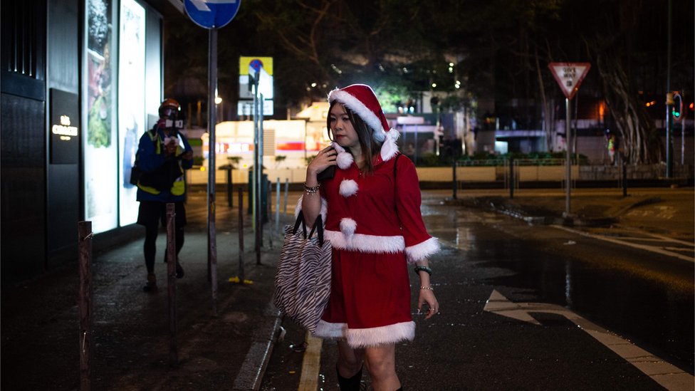 在各區衝突戰線，經常出現一身聖誕打扮的市民。