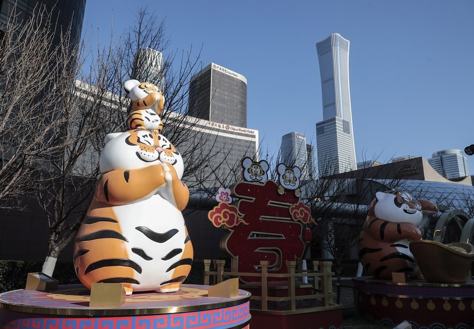 北京街頭展示的虎年裝飾品。