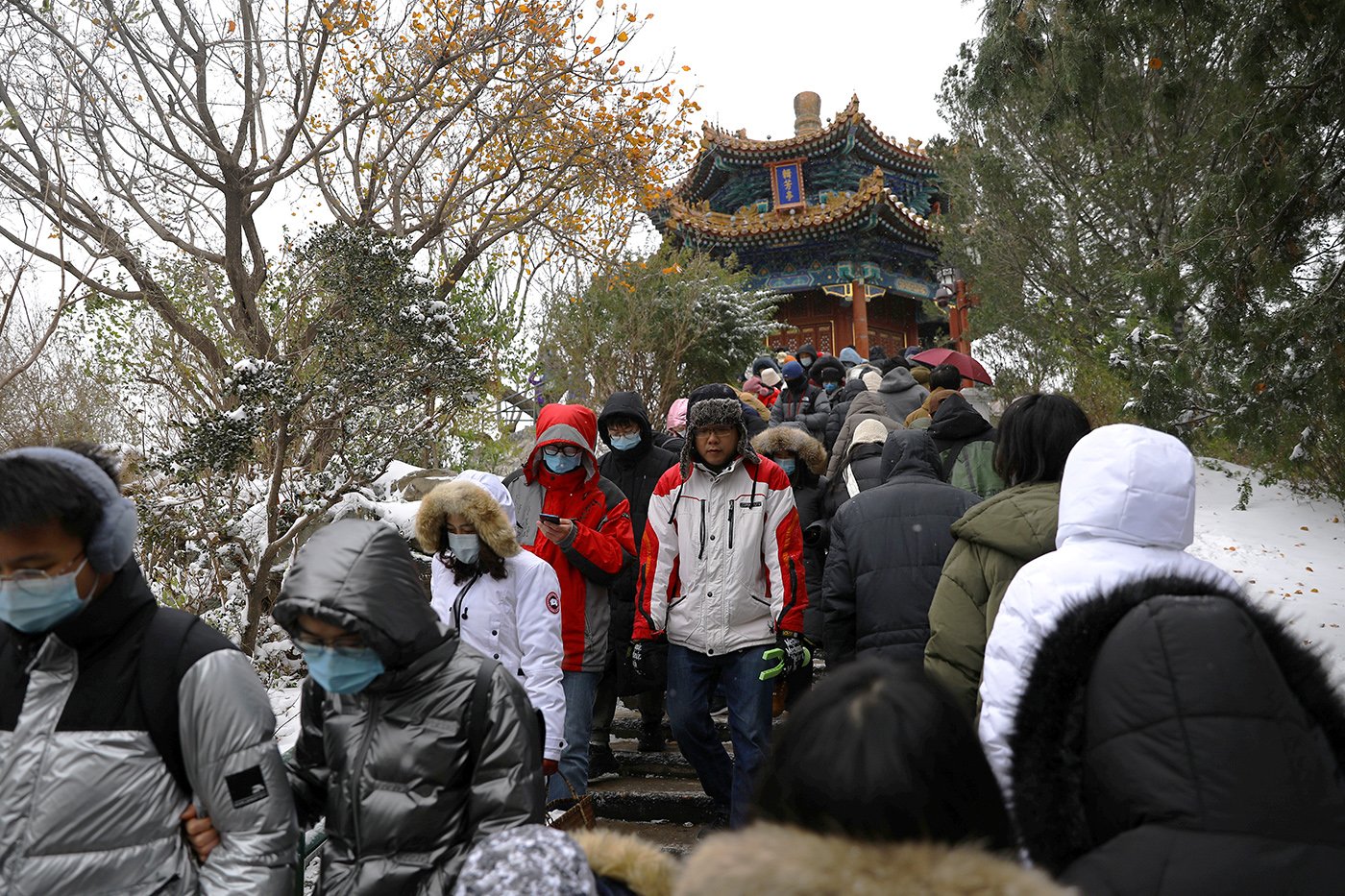 北京景山遊客摩肩接踵。景山的山頂可以俯瞰紫禁城。