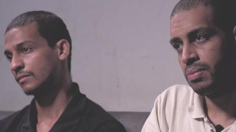 Эль Шафи Эльшейх (слева) и Александа Котей, подозреваемые ИГ, дают интервью BBC