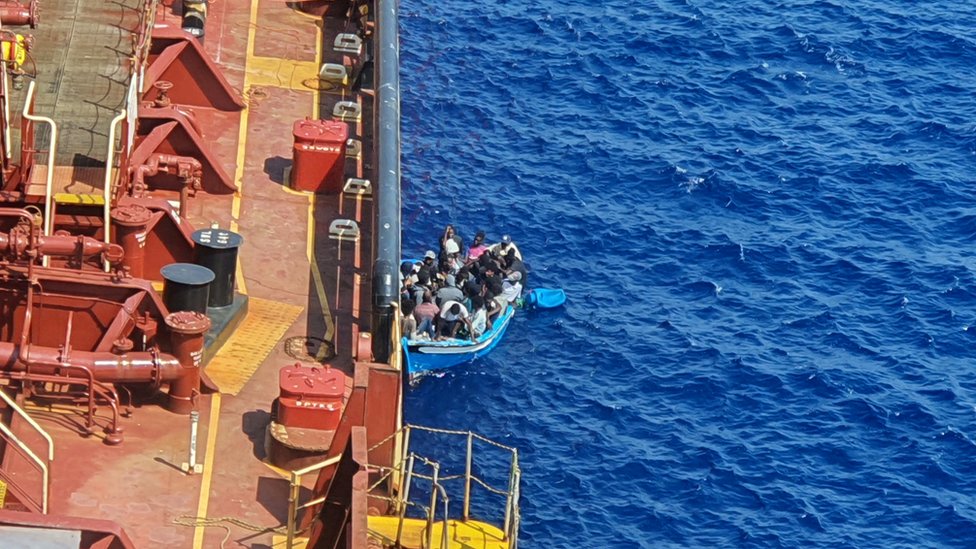 Группа мигрантов подобрана датским танкером Maersk Etienne