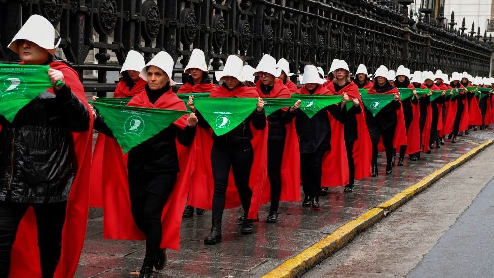 Activismo visual: mujeres a favor de la despenalización marchan frente al Congreso como personajes de la novela distópica "El cuento de la criada", de Margaret Atwood. Mujeres a favor de la despenalización marchan frente al Congreso como personajes de la novela distópica "El cuento de la criada"