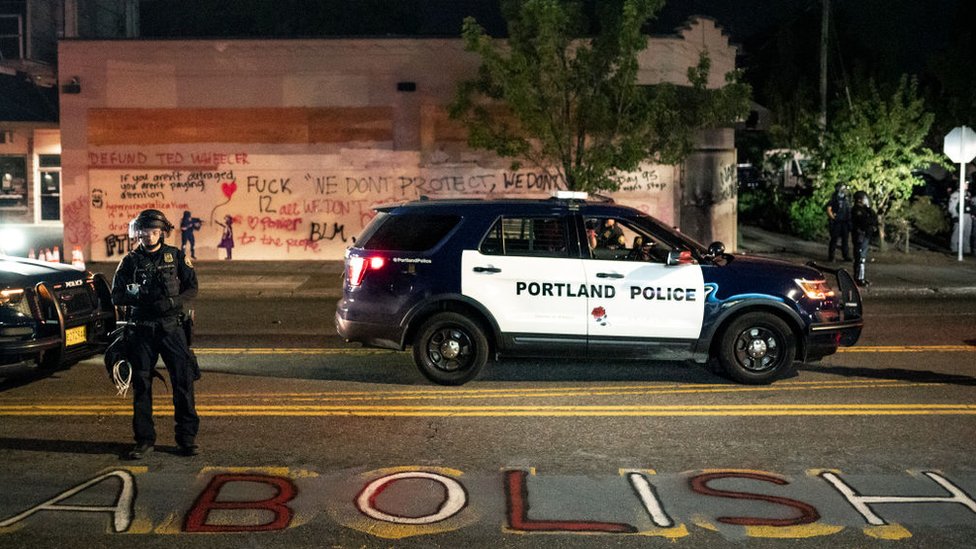 Edificio de la Asociación de Policía de Portland vandalizado el 29 de agosto de 2020.