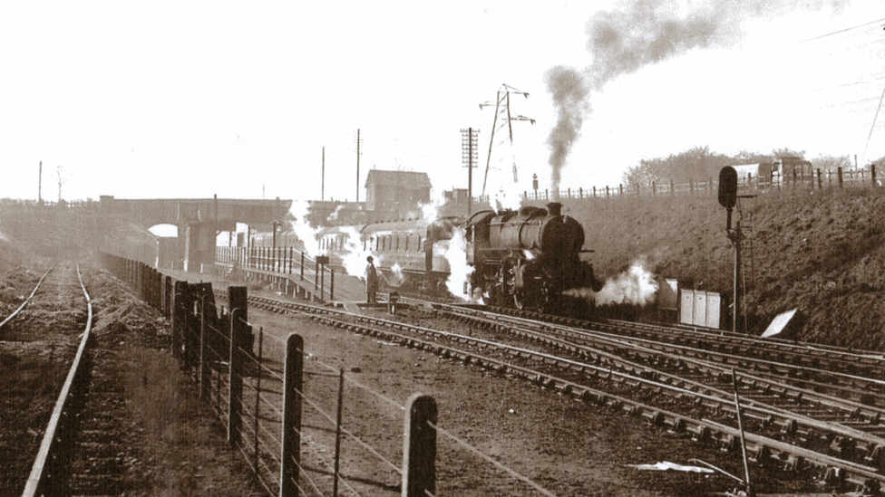 Локомотив едет по исторической линии между Раддингтоном в Ноттингемшире и Лестерширом