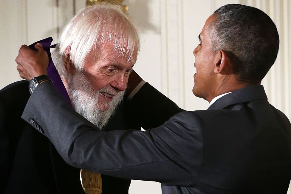 Балдессари получает Национальную медаль искусств от Барака Обамы