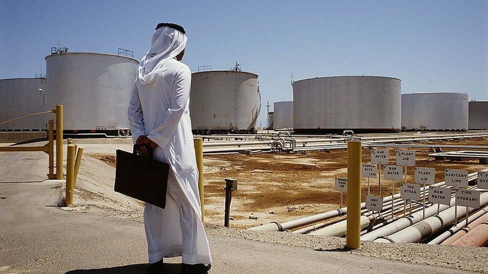 بعد انهيار أسعار النفط في 2014 اقترضت المملكة بكثافة وسحبت من احتياطياتها لسد النقص