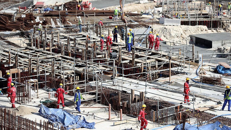 Construcción de un estadio en Qatar con mano de obra inmigrante