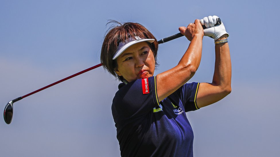 Las mujeres de hoy hablan en un tono más profundo, más grave, que como hablaban sus madres o abuelas, gracias a la dinámica cambiante de poder entre hombres y mujeres. Mujer jugando golf