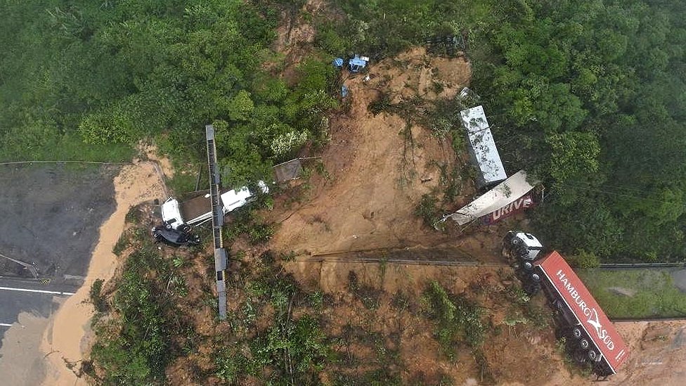 Veículos tombados e rodovia bloqueada após deslizamento de terra em Rodovia no Paraná