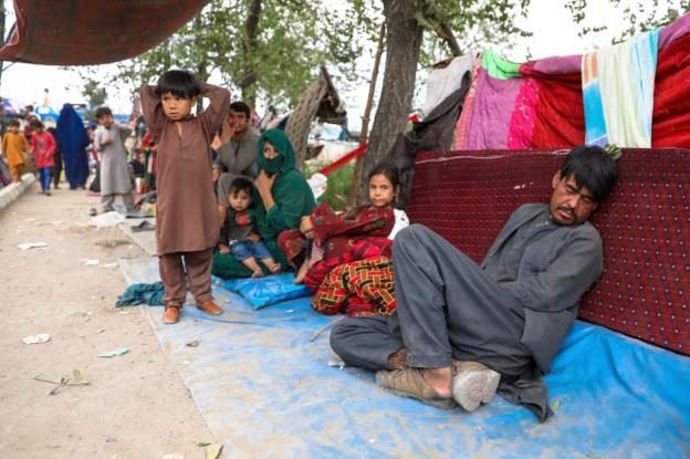 阿富汗北方省份的居民逃到喀布爾後把公園當作避難所