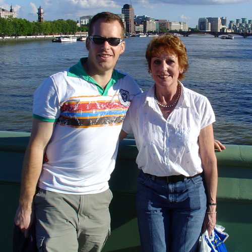 La madre de Stephen McGown fue a visitarlo a Londres mientras él trabajaba en un banco. (Foto cortesía de Stephen McGown) Stephen McGown y su madre Kimberly (Foto: Stephen McGown)