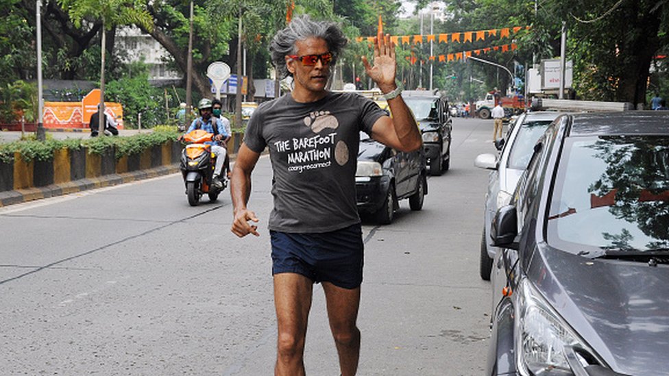 Болливудский актер Милинд Соман бежит трусцой в Мумбаи, Индия, 26 октября 2020 года